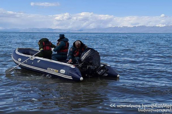 Спасатели обнаружили тело одного из мужчин, пропавших на Севане